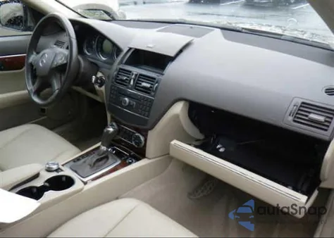 2009 Mercedes-Benz C300 z USA, uszkodzony, nr VIN WDDGF54X69F238761